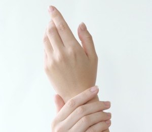 女性の手の指